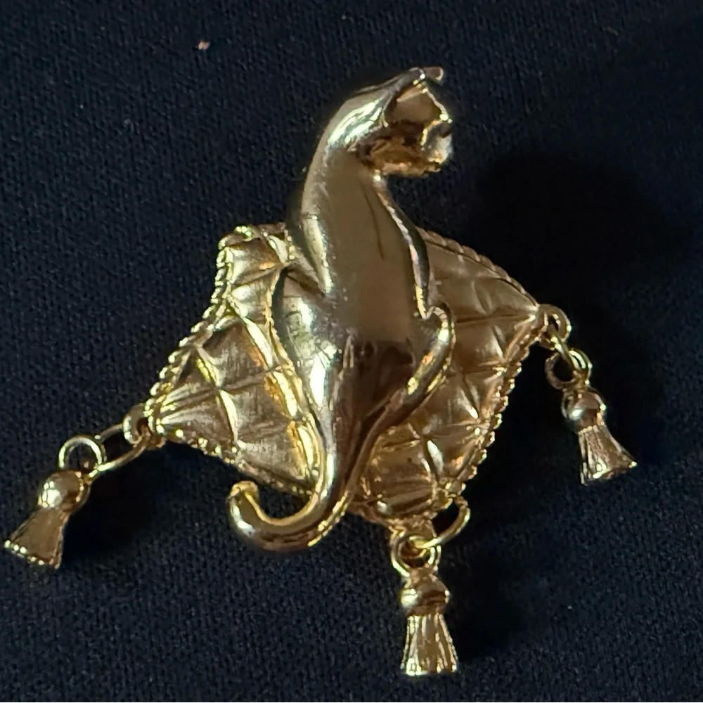 N/A elegant gold